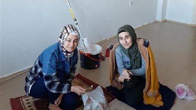 إسراء وجنة.. مدرستان تعملان في ”النقاشة” من أجل ”لقمة العيش” بالحلال