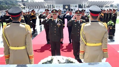 احتفالا بيوم الشهيد.. وزير الدفاع يضع إكليلا من الزهور على قبر الجندي المجهول