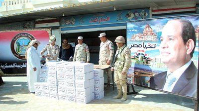 القوات المسلحة توزع كميات كبيرة من الحصص الغذائية بنصف الثمن (صور)