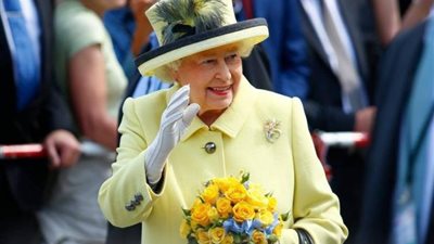 تقتل فيروس كورونا.. معلومات مثيرة عن قفازات ملكة بريطانيا الجديدة