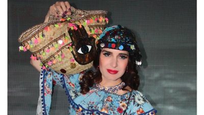 ميرنا وليد تنتهي من العرض المسرحي قمر الغجر