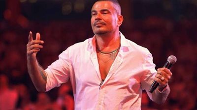 حزام الهضبة.. عمرو دياب يثير الجدل في حفل نهائي كأس مصر