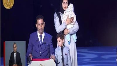 الندوة التثقيفية.. ماذا قال الرئيس السيسي لزوجة أحد أبطال العمليات الحربية؟