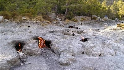 جبل النار التي لا تنطفئ منذ 2500 سنة.. سر غريب وراء أغرب ظاهرة طبيعية