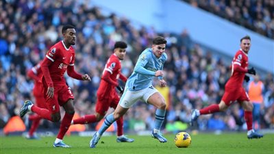 مانشستر سيتي يتقدم علي ليفربول بهدف جونز في الشوط الأول بالدوري الإنجليزي