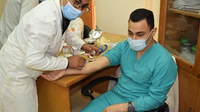 بالصور .. الجامعة المصرية الروسية تجرى تحليلاً لطلاب الأسنان قبل التعامل مع المرضى فى العيادات
