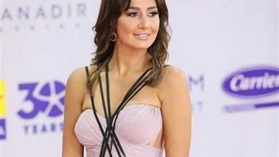 داعية واجنبي ومطرب..  ”رجالة” حلا شيحا