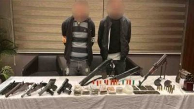 ضبط عناصر إجرامية بحوزتهم أسلحة نارية ومخدرات في 5 محافظات