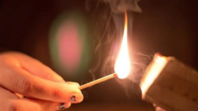 طفلة سرقت شيكولاته..  الأم تعاقبها بحرق يديها بالنار.. والنيابة تأمر بحبس الأب