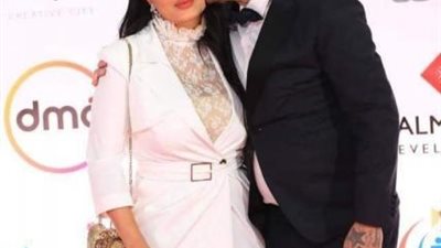 مش راحم نفسه.. قبلة مثيرة بين أحمد الفيشاوي وزوجته في افتتاح مهرجان القاهرة (صور)