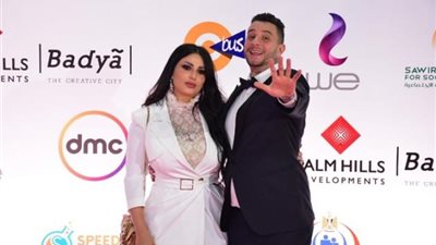 أحمد الفيشاوي يقبل زوجته على السجادة الحمراء