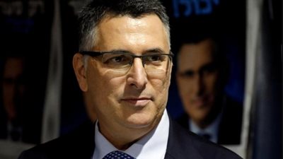 انشقاق جدعون ساعر عن تحالف غانتس يمنح قبلة الحياة لـ نتنياهو ويشعل تصدعات الداخل الإسرائيلي