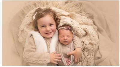 قصة لن تصدقها.. طفلة وأمها فارق العمر بينهما 18 شهرًا