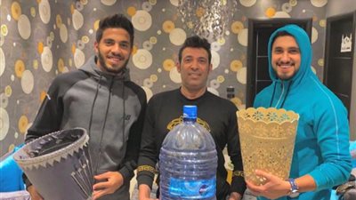 سعد الصغير يحتفل بجائزة أحسن غسيل بيت من زوجته بصورة مع أبنائه