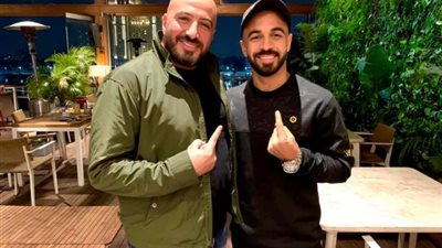 مجدي الهواري يحتفل مع قفشة بجائزة أحسن هدف في أفريقيا