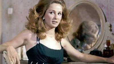 عاشت طفولة قاسية ولها قصة مثيرة مع العندليب .. حكايتها مع أزواجها الاربعة.. مرض نادر أصابها بالاكتئاب .. أسرار صادمة  عن ”المرآة الحديدية” نجلاء فتحي