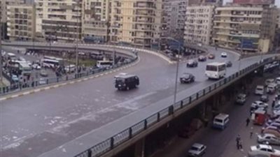 انتظام حركة السيارات بالمحاور والميادين الرئيسية فى القاهرة والجيزة