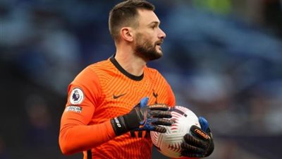 تقارير إنجليزية.. إصابة حارس توتنهام بالكورونا