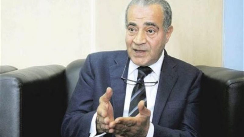 وزير التموين يسلم