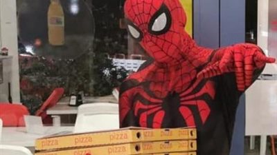 لإدخال البسمة إلي الوجوه في أيام كورونا.. ”سبايدر مان” يقدم لك البيتزا حتي باب بيتك
