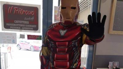 آخر تقاليع كورونا.. دليفرى البيتزا يشعل السوشيال ميديا بزي «الرجل الحديدي»