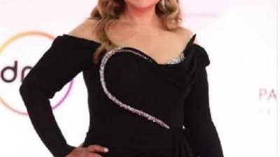 بالبطانة القصيرة.. ليلي علوي تلفت أنظار متابعيها