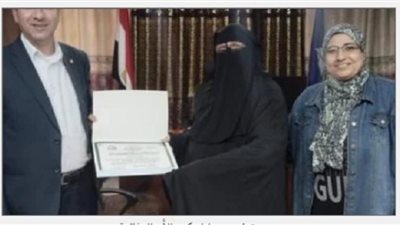 مدير تعليم دمياط يقوم بتكريم الأم المثالية فى عيد الأم