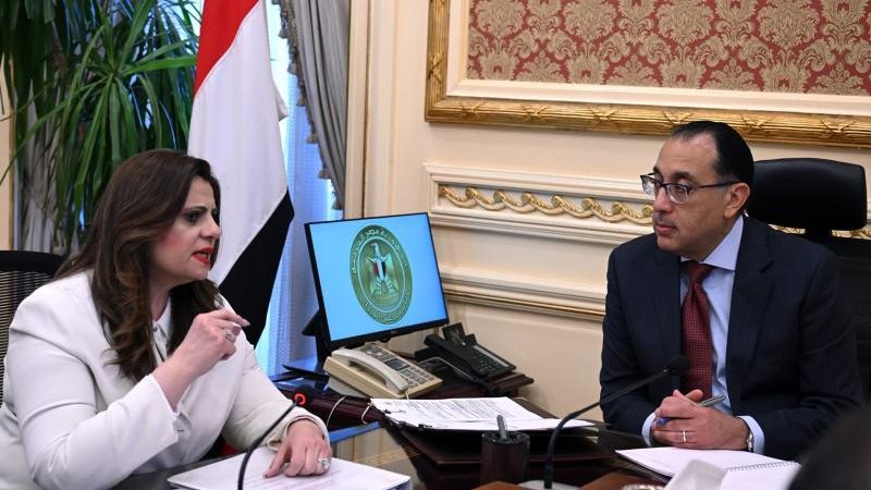 رئيس الوزراء ووزيرة