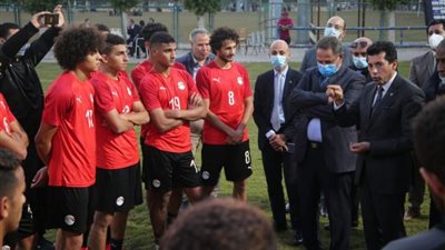 بالصور.. وزير الرياضة يؤازر منتخب الشباب قبل السفر لتونس