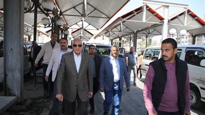 بالصور.. محافظ الجيزة يصدر إجراءات صارمة لإلزام مواقف السرفيس بالتعريفة الجديدة