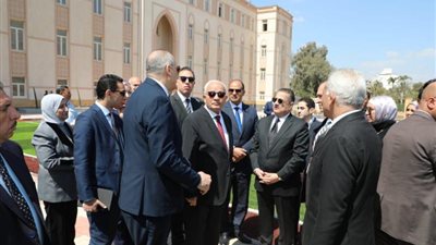 صور وزير التعليم يتفقد جاهزية مدرسة الجمهورية الجديدة الرسمية الدولية ”IPS”(صور)