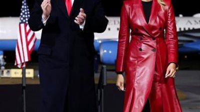 أرخص”طقم” عندها بـ200 ألف جنيه.. ميلانيا تساند زوجها ترامب بارتداء ”الثراء الفاحش”.. تلبس لكل مناسبة فستان.. تجبر مصممي الأزياء علي ابتكار بالطو ثم تلقي به في دولابها