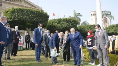 بالصور.. أبو الغيط والخشت يزرعان شجرة زيتون في جامعة القاهرة للدعوة إلى السلام