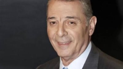 بدأ مشواره بالرقص.. خلع أسنانه من أجل الفن.. تزوج مرتين ..حصل على لقب ”أبو البنات” .. حكايات ساخنة عن  محمود حميدة