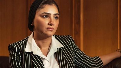 بتعمل صينية بطاطس وهي بتقابل موكليها..  المحامية نهي الجندي تفتح النار علي مي عمر