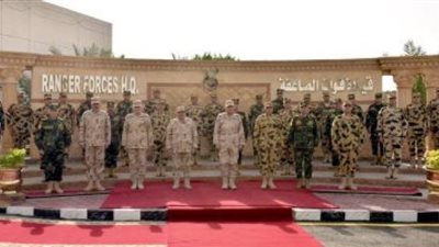 وزير الدفاع يلتقى عددًا من مقاتلى قوات الصاعقة والمظلات