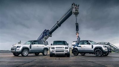 لاند روفر ديفندر تفوز بجائزة ”سيارة العام” من Top Gear