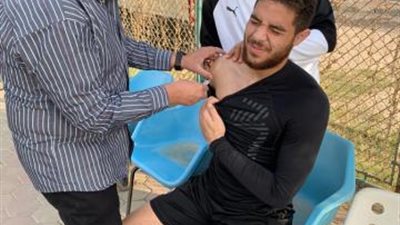 قبل السفر إلى تونس.. طبيب منتخب الشباب يعقد جلسة مع البعثة لاتباع الإجراءات الاحترازية