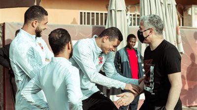 بالصور.. وائل جمعة يداعب سعد سمير في تدريبات الأهلي