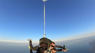 عماد متعب أثناء اسكاي دايفينج مع أولاده