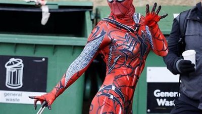 أول صور للمرأة العنكبوت في الشوارع..تشويق وإثارة بلا حدود