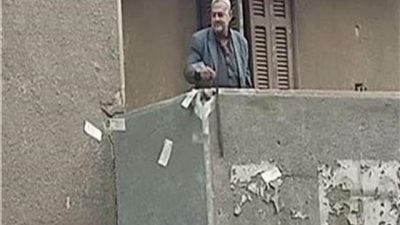 عاطل وغاوي شهرة .. معلومات خطيرة عن  ”موزع الفلوس ” علي المواطنين من البلكونة