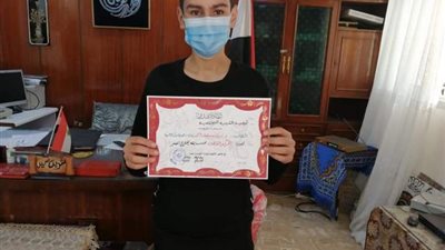 شاهد.. تكريم طالب ثانوي اخترع خلايا شمسية حديثة
