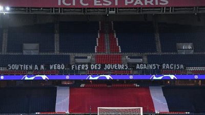 ”لا للعنصرية”.. تزين مدرجات ملعب مباراة باريس سان جيرمان وباشاك شهير