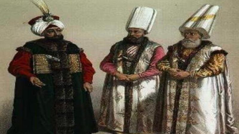 على رأسه ريشة