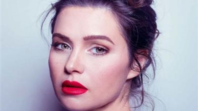 شاهد.. يسرا اللوزي تستعرض حملها بإطلالة فاضحة شبه عارية !