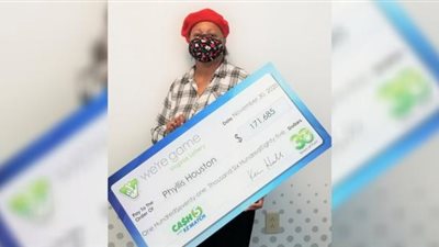 بفضل أضواء شجرة الكريسماس.. حكاية المرأة التى فازت بـ171 ألف دولار