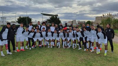 بالصور.. أمين سر نادي الملعب التونسي يستقبل بعثة منتخب الشباب بالورود