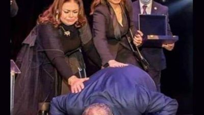 شاهد.. أشرف زكي يشعل الوسط الفني بسجوده وبكاء شقيقته على المسرح