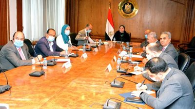 وزيرة التجارة والصناعة ونظيرها الروسي يبحثان تعزيز التعاون الاقتصادى المشترك بين البلدين